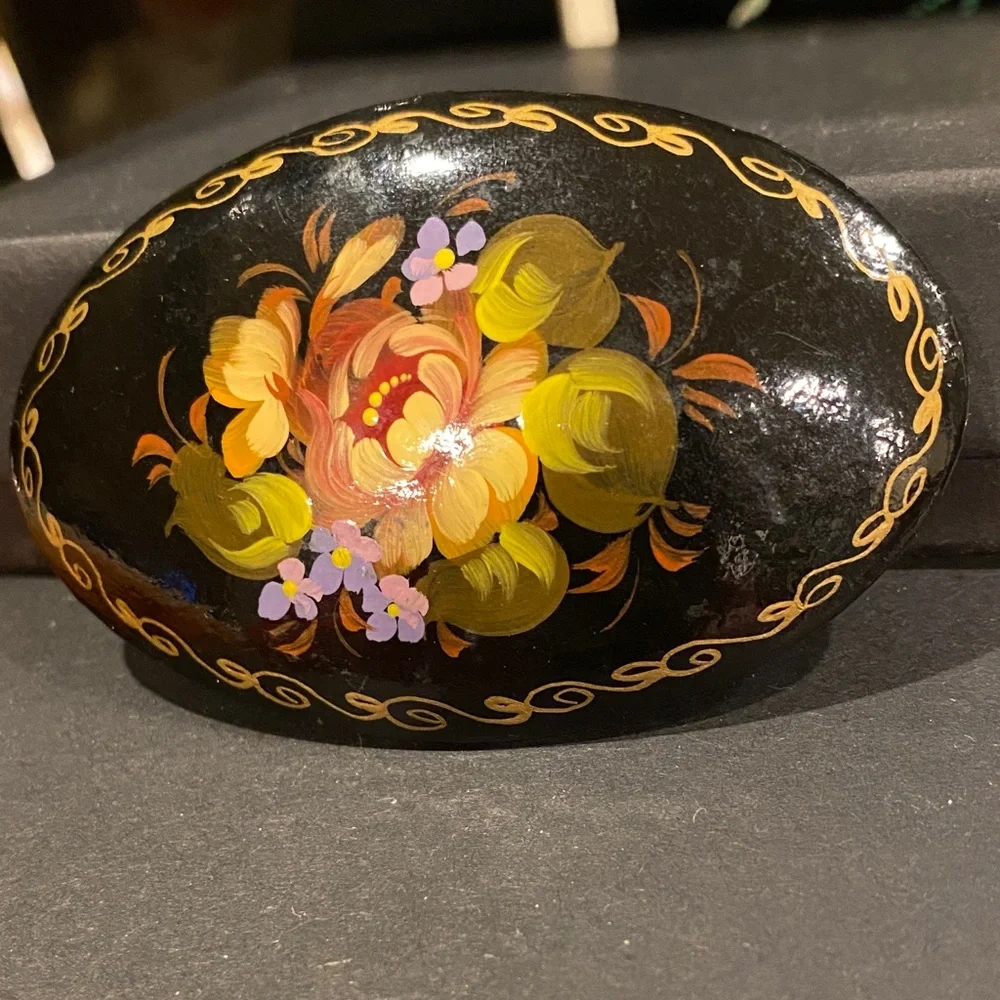 Russian Floral Hand-Painted Brooch - Picture 3 of 5